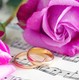 Hochzeitseinladung Goldringe Musiknoten Rose quadratisch