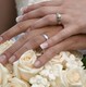 Hochzeitseinladung romantisch Hände Rosen